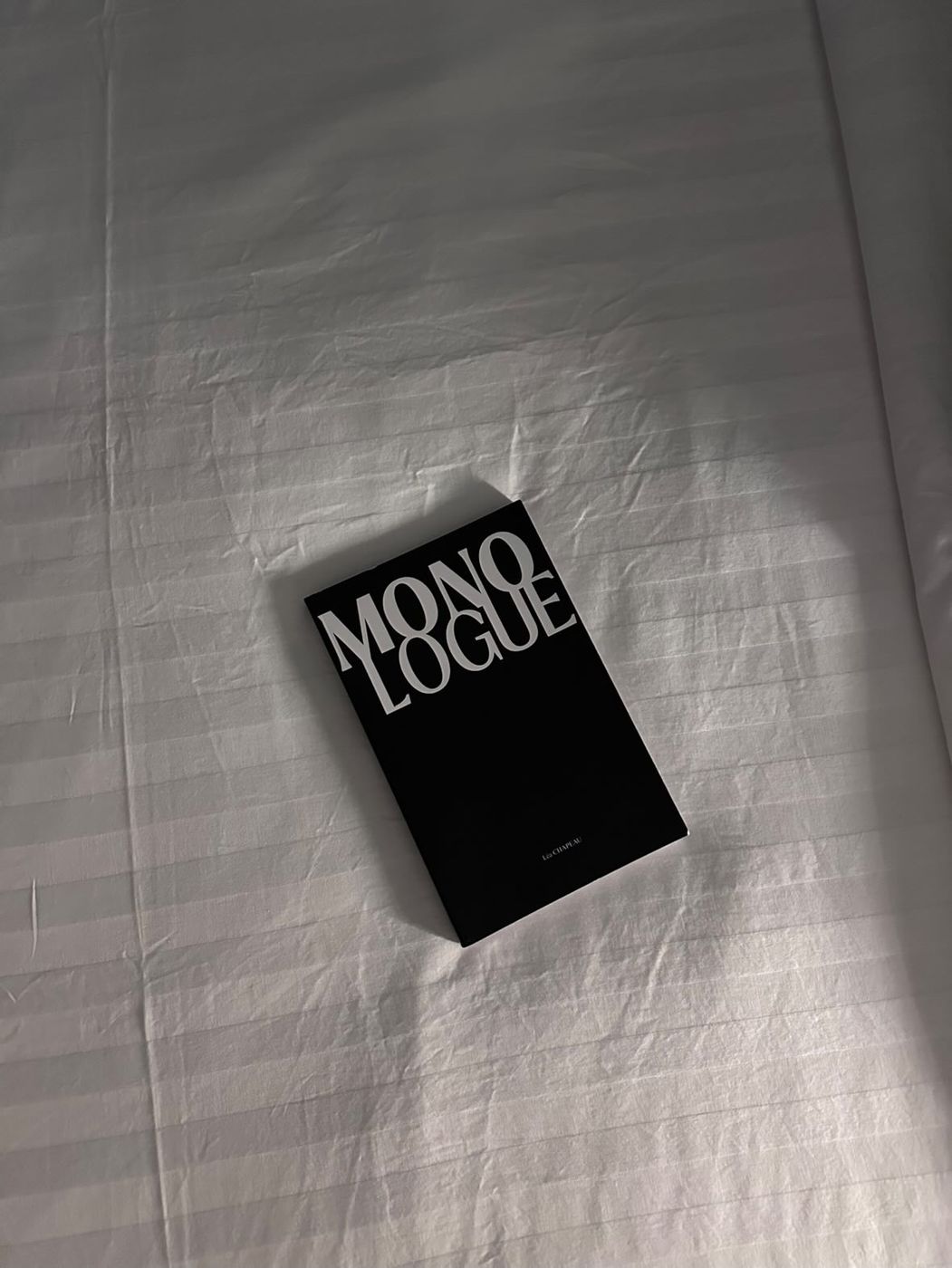 Un lecteur avec son exemplaire de Monologue