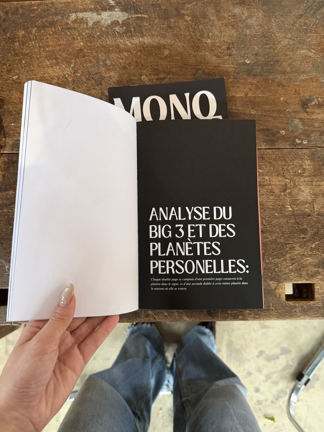 Un lecteur avec son exemplaire de Monologue