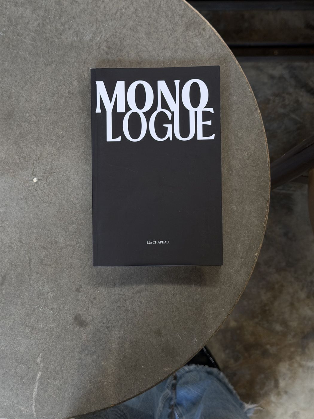 Un lecteur avec son exemplaire de Monologue